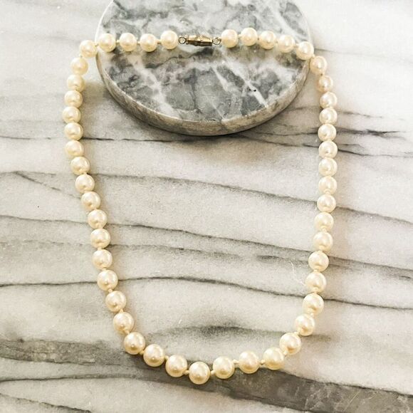 Vintage Simulated Pearl Necklace Cream Round Beads Single Strand Barrel Clasp - Picture 1 of 7